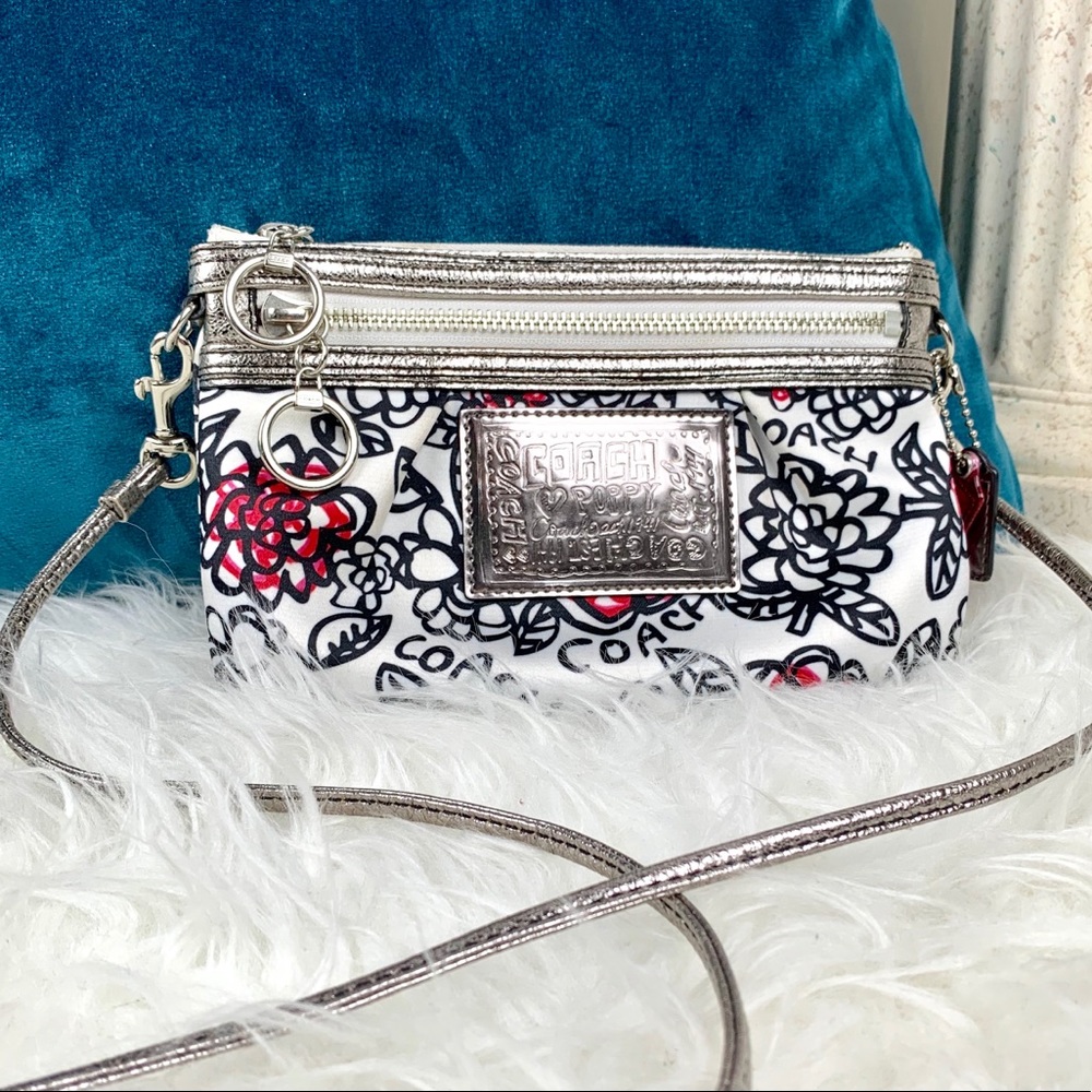 Fabulous 🌸 Coach Clutch